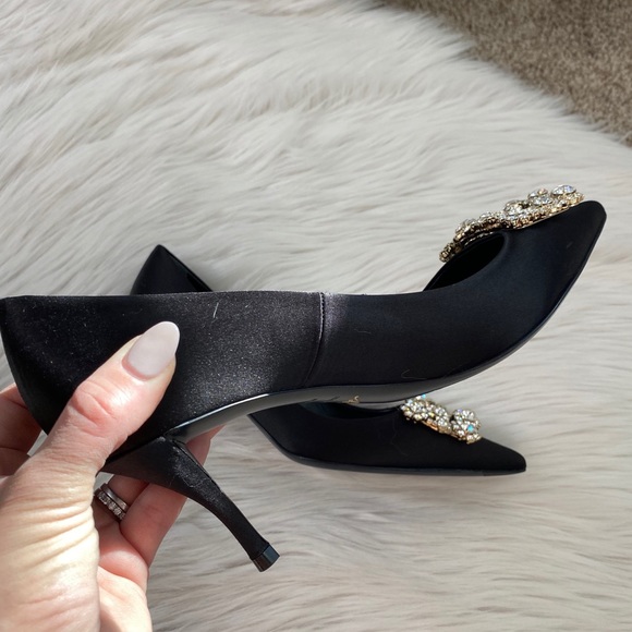SOLD🖤Roger Vivier Crystal Flower Strass Heels - Picture 8 of 12